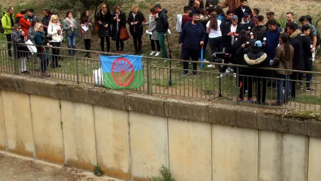 Huesca sale a los balcones en el Día del Pueblo Gitano