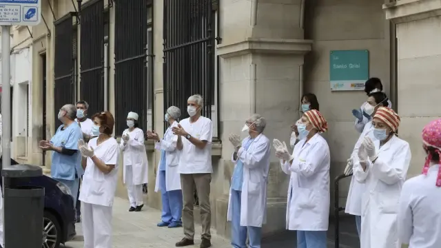 Los sanitarios de Huesca guardan silencio en recuerdo a su compañero fallecido a causa del coronavirus