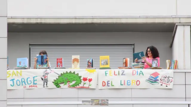 Marta Martínez Arnal y Laura Arna ganan el concurso de decoración de balcones de Huesca