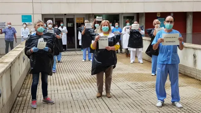 Los sindicatos sanitarios se concentran y piden el cese de Lambán por respaldar a Ventura
