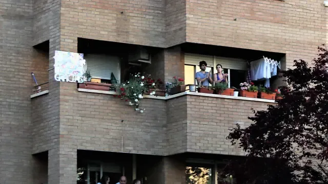 Último aplauso a los sanitarios desde los balcones