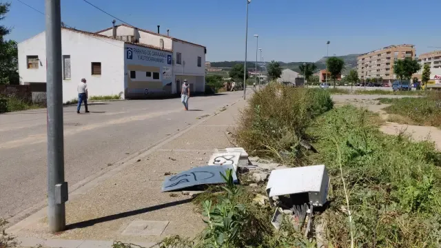 Un conductor ebrio al volante de un furgón provoca el caos en Fraga tras arrollar a varios coches