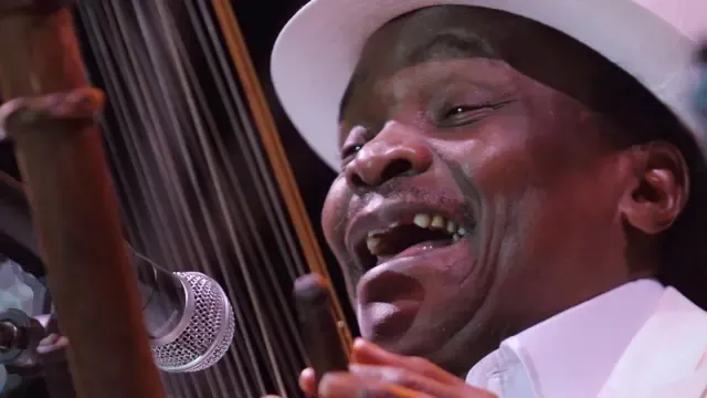 Fallece Mory Kanté, el cantante guineano conocido como el "griot eléctrico"
