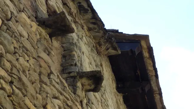 Piedras casaderas, son losas cerca de un balcón que sale de la fachada del edificio