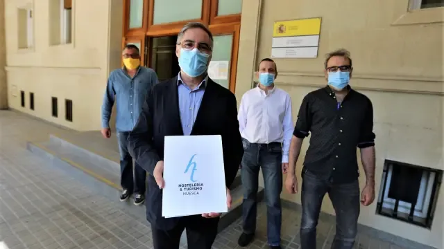 Hosteleros oscenses entregan en la Subdelegación del Gobierno en Huesca un paquete de medidas para reactivar el sector
