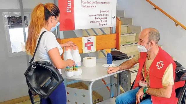 Cruz Roja Huesca reparte 4.050 litros de leche a 220 familias