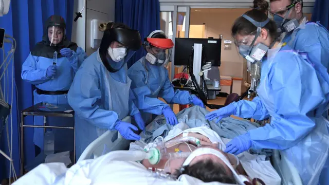Los enfermeros reclaman a Sanidad y a las Comunidades un Plan de Contingencia para evitar un 'tsunami' sanitario y social