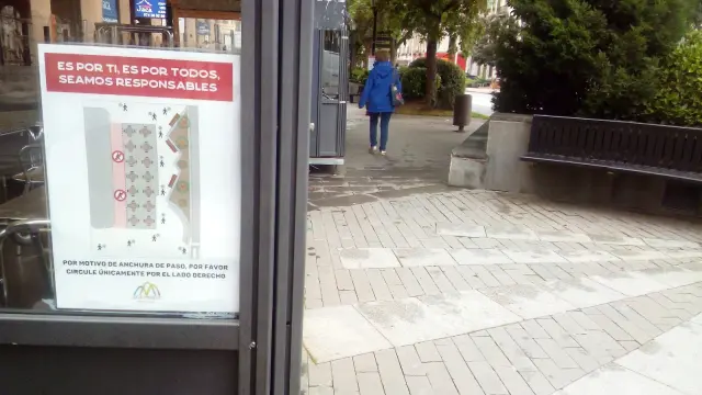 Jaca instala carteles informativos para mantener la distancia de seguridad entre peatones