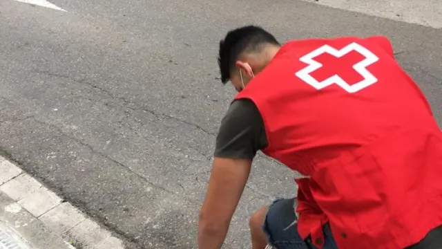 Cruz Roja Huesca sale a la calle para recordar el buen uso y desecho de mascarillas y guantes