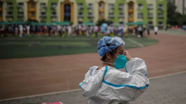 Pekín reduce los nuevos casos den covid y realiza pruebas a más de dos millones de personas