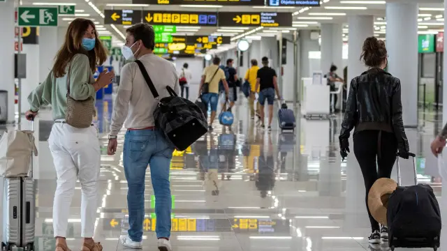 Los aeropuertos españoles comienzan a recibir a los primeros visitantes