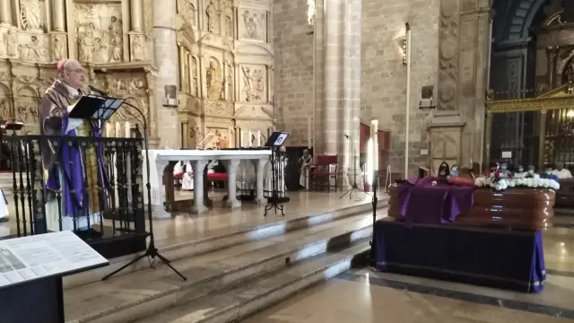 La catedral de Barbastro despide a Enrique Calvera