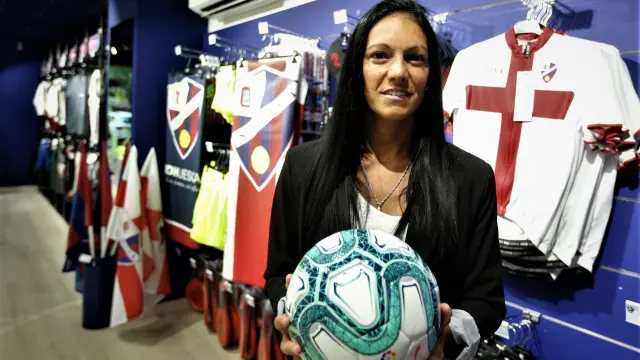 Verónica Rodríguez, coordinadora deportiva de la sección femenina SD Huesca y entrenadora del primer equipo: "El fútbol femenino es agradecido, puro y engancha a quien se acerca"