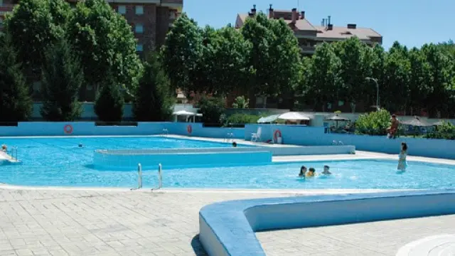 La piscina municipal de Jaca ha abierto sus puertas al público este miércoles con medidas de seguridad