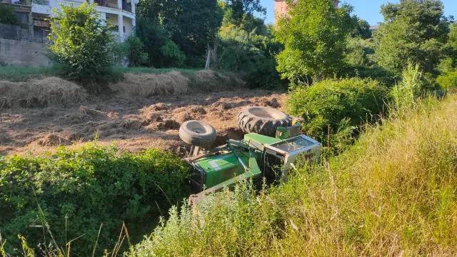 Un agricultor resulta ileso tras volcar su tractor en Barbastro
