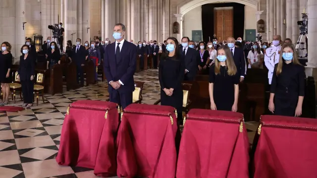 Los reyes y sus hijas, en el funeral por las víctimas del coronavirus