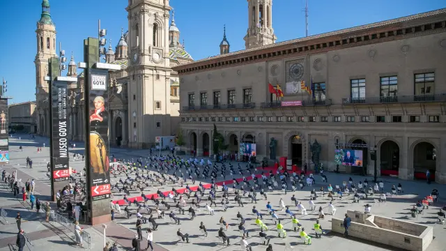 Flores blancas y acordes de violonchelo, el homenaje de Zaragoza a las víctimas la covid-19