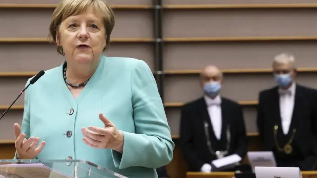 Merkel dice que la solidaridad europea es una inversión