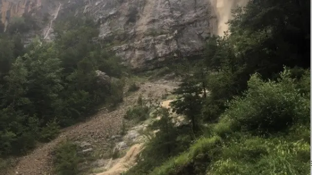 Un desprendimiento de rocas deja cortada tres horas la pista de acceso a Bujaruelo