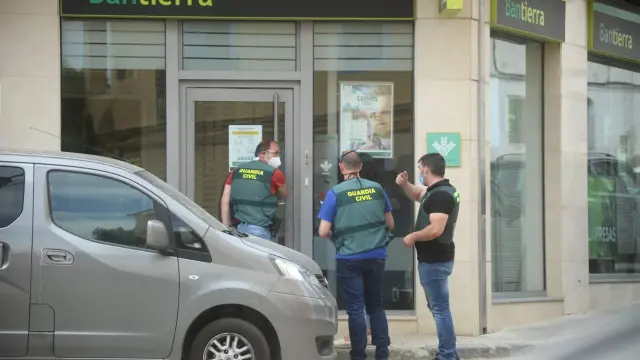La Guardia Civil busca a los atracadores de un banco de Almudévar