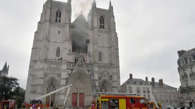 Los bomberos dan por controlado el incendio declarado en el interior de la catedral de Nantes