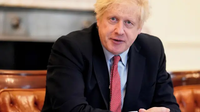 Boris Johnson dice que los "antivacunas están chalados"