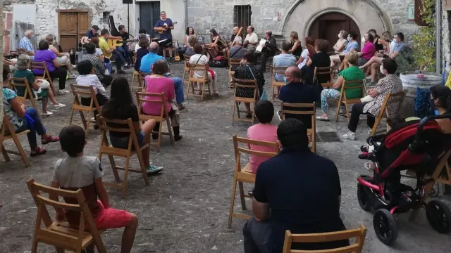 Surya Trío ofrece un "concierto a la luz de la luna" en la plaza La Torraza de Biescas