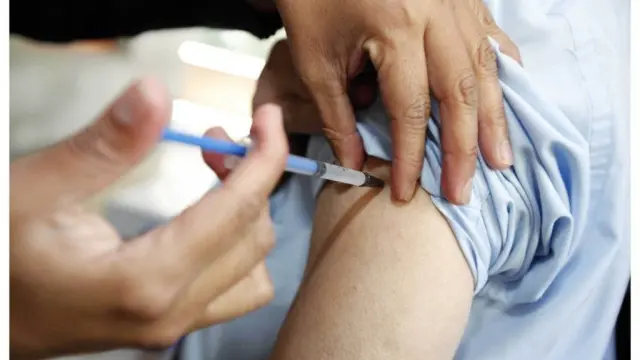Los médicos piden extender y adelantar la vacunación contra la gripe para mitigar los efectos del coronavirus