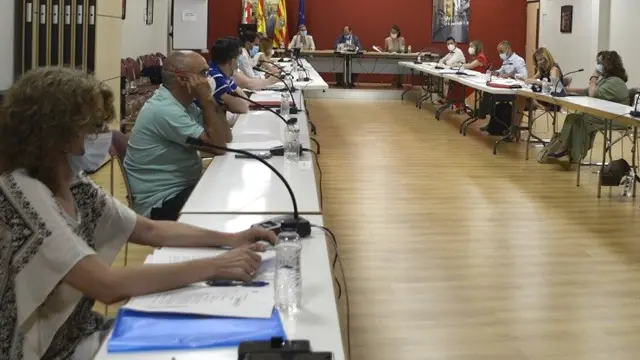El ayuntamiento de Barbastro reanuda las sesiones presenciales y celebra un pleno en el Centro de Congresos