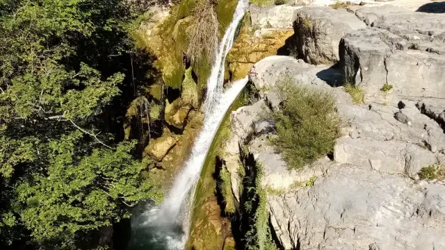 Imagen refrescante de las cascadas del Aso en las cercanías de San Úrbez