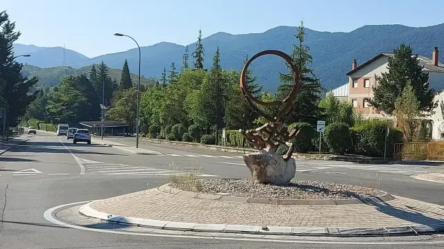Vuelve a su sitio la escultura de la rotonda de la avenida de Huesca en Sabiñánigo