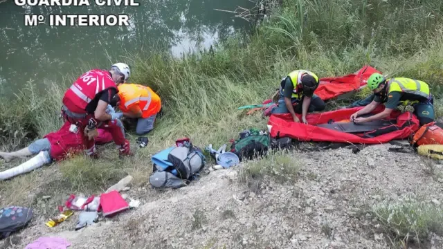 La Guardia Civil auxilia a una senderista herida tras caer a un barranco