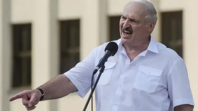Lukashenko planta cara a la oposición bielorrusa