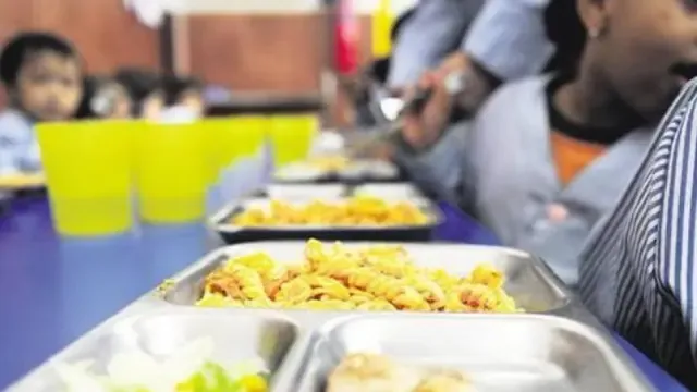 Osta critica que se tome al personal de las cocinas escolares como "trabajadores de segunda"