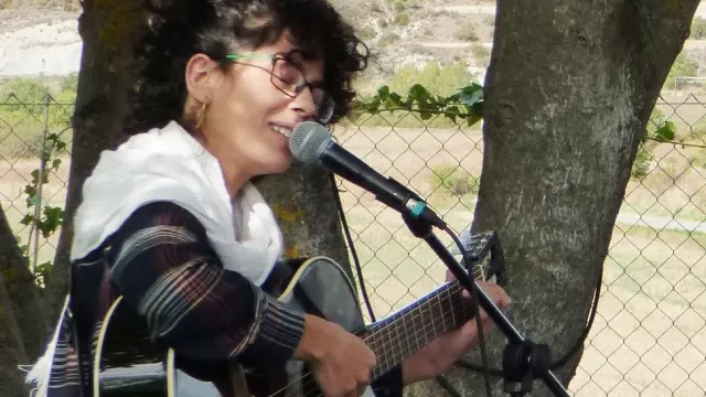 Alicia Canguero pone música al vermú en Vitelli Terrazza de Sabiñánigo