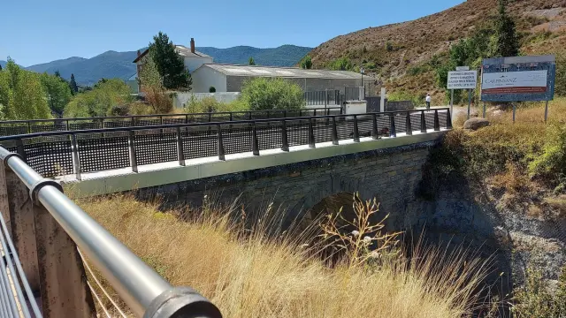 Sabiñánigo cambia la valla del puente sobre la vía del tren