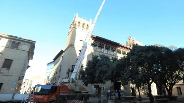 Montan una gran grúa para tareas en el Palacio Consistorial de Huesca