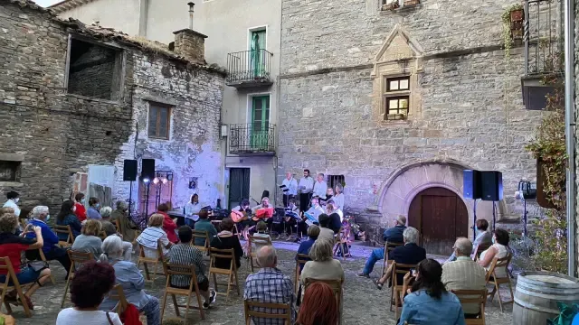 La Agrupación Musical Santa Elena actúa en Biescas "a la luz de la luna"