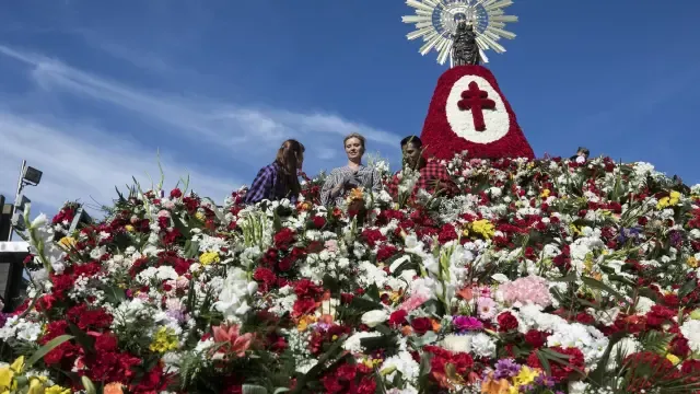 Zaragoza propone depositar las flores de la ofrenda del Pilar en los balcones
