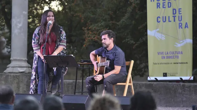 Noelia Rodríguez y Daniel Escartín interpretaron sus temas favoritos en el Parque Miguel Servet de Huesca