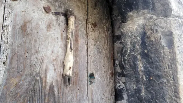 Protección en la entrada de casas antiguas en Labuerda