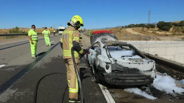 Un vehículo se incendia en la variante de Huesca