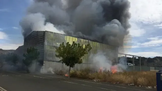 Un aparatoso incendio arrasa un desguace en Albelda
