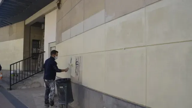 Barbastro inicia las labores de limpieza de pintadas