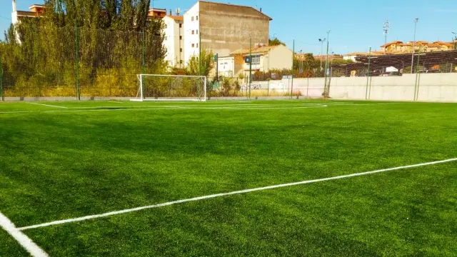 El campo de fútbol 7 de la Ciudad Deportiva Municipal de Huesca estrena césped artificial