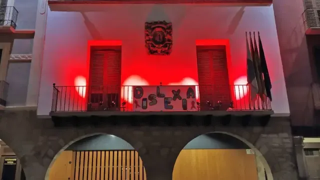 Fachada del Ayuntamiento de Graus iluminada en el Día de la Dislexia