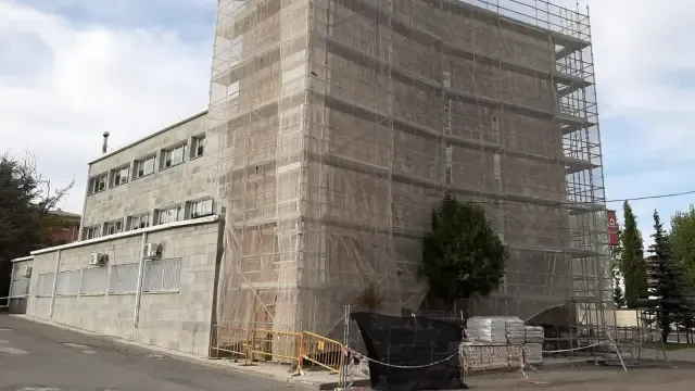 Las obras en la fachada del Centro de Salud de Sabiñánigo ya han comenzado