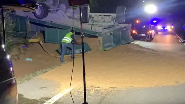 Vuelca un tractor con su carga en el cruce de la carretera de Bellestar del Flumen
