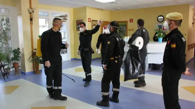 El Ejército desinfecta la Residencia Monegros de Grañén