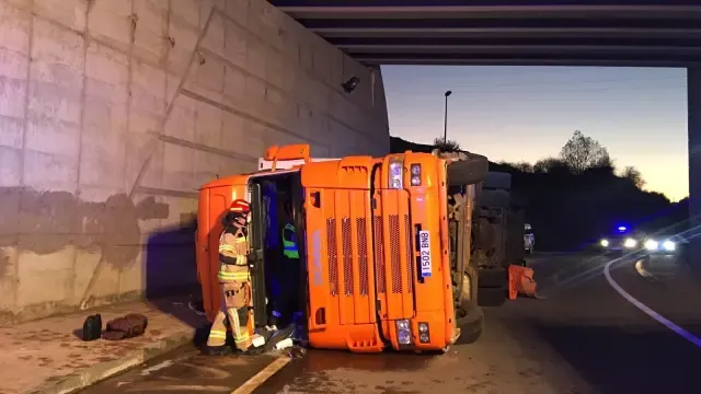 Herido el conductor de un camión tras volcar en Sabiñánigo cargado con toneladas de manzanas